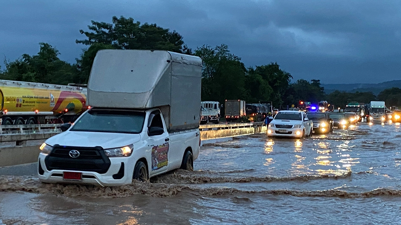 น้ำป่าเขาใหญ่ ไหลท่วมถนน 304 ประชาชนหลายครัวเรือนได้รับความเสียหาย