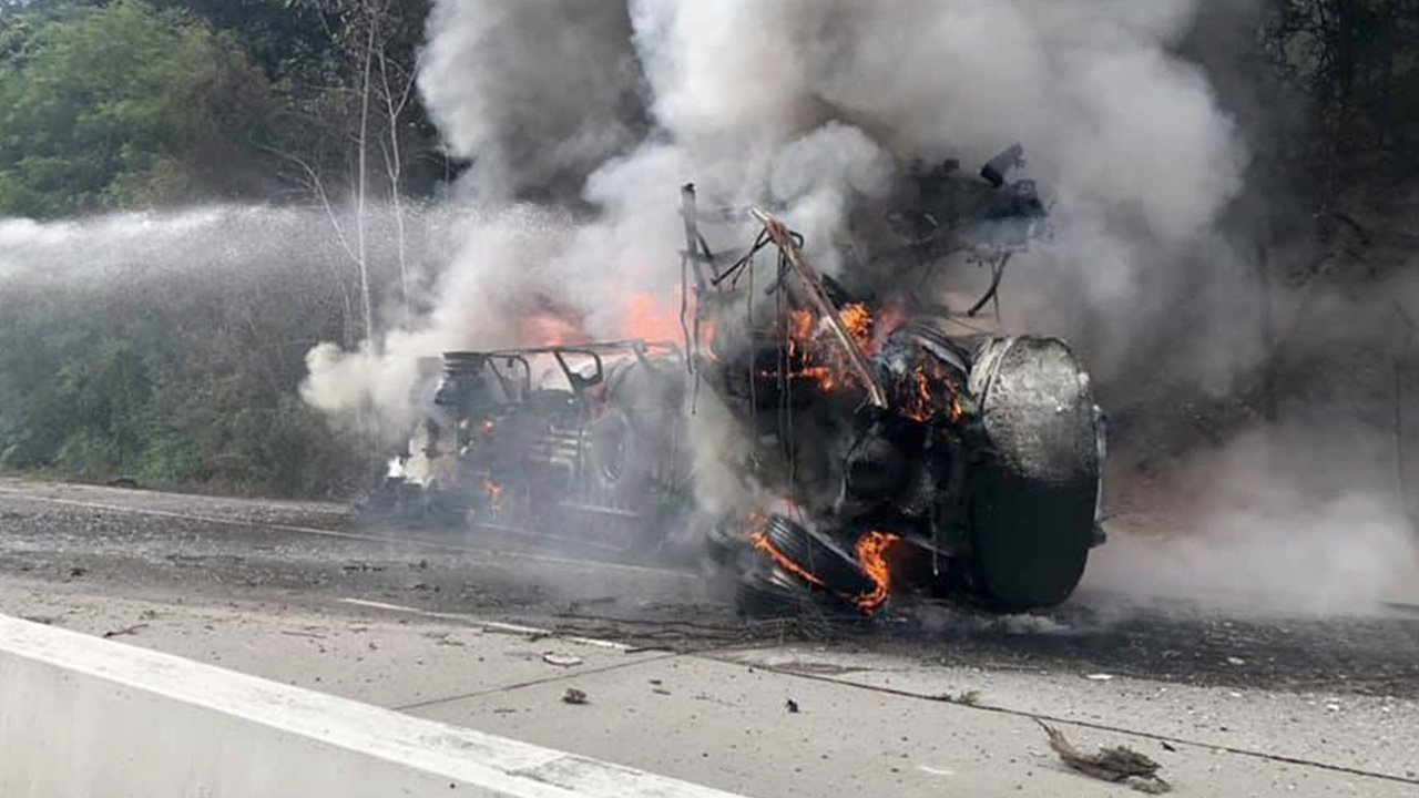 ไฟไหม้รถน้ำมัน พุ่งชนรถเก๋งขณะลงดอยขุนตาน พบคนขับกระเด็นออกมาตาย  