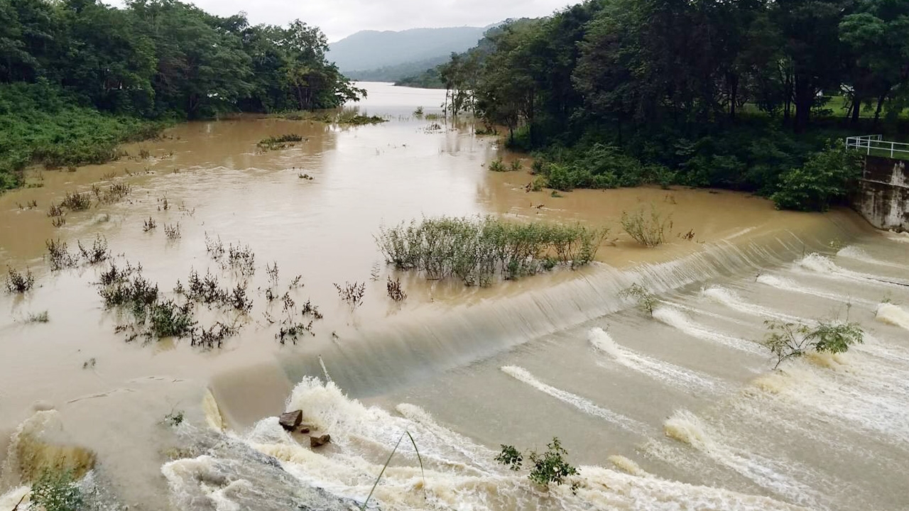น้ำล้นทางระบายน้ำฉุกเฉิน เขื่อนลำพระเพลิง เตือนพื้นที่เสี่ยง ยกของขึ้นที่สูง