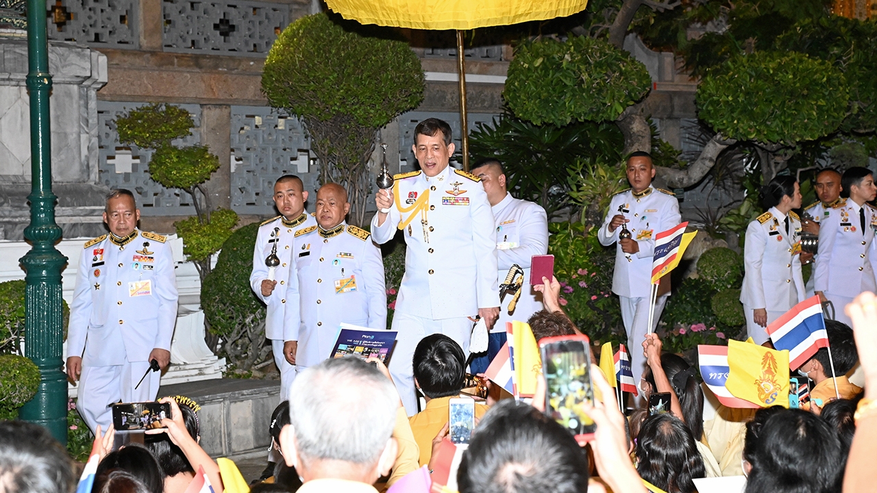 ในหลวง เสด็จฯ ทรงพระสุหร่ายน้ำพระพุทธมนต์