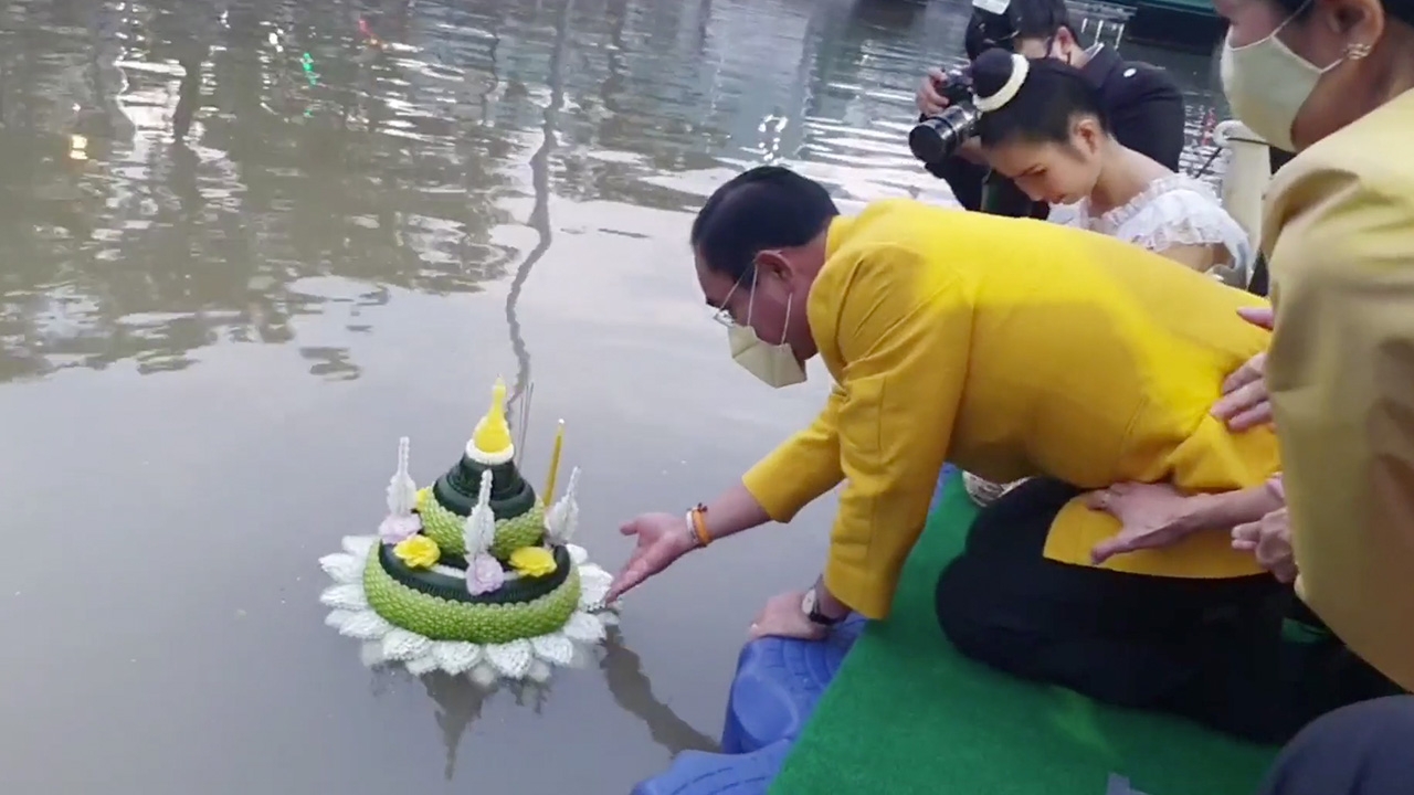 นายกฯ พร้อมภริยา นำ ครม. สืบสานประเพณี ลอยกระทงลงสู่คลองผดุงกรุงเกษม