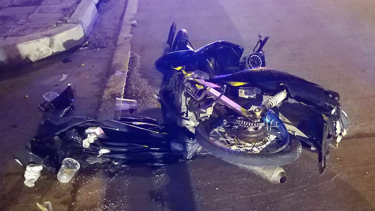 2 โจ๋ แว้น จยย.พุ่งเสยฟุตปาท ร่างลอยกระแทกเสาไฟข้างทาง ดับทั้งคู่