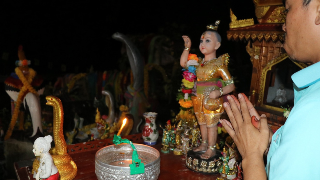 คอหวยขอโชคลาภ "เจ้าแม่เกล็ดแแก้ว" ลุ้น "เลขเด็ด" อ่างน้ำมนต์กลางดึก