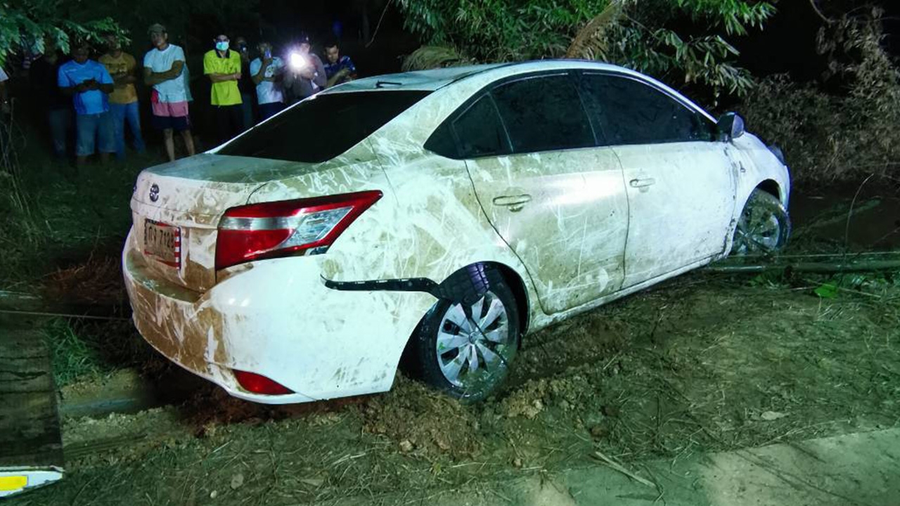 ตายาย กทม.ไปทำบุญกฐินที่สระแก้ว ไม่ถึงวัดรถเก๋งตกฝายน้ำล้น จมตายทั้งคู่