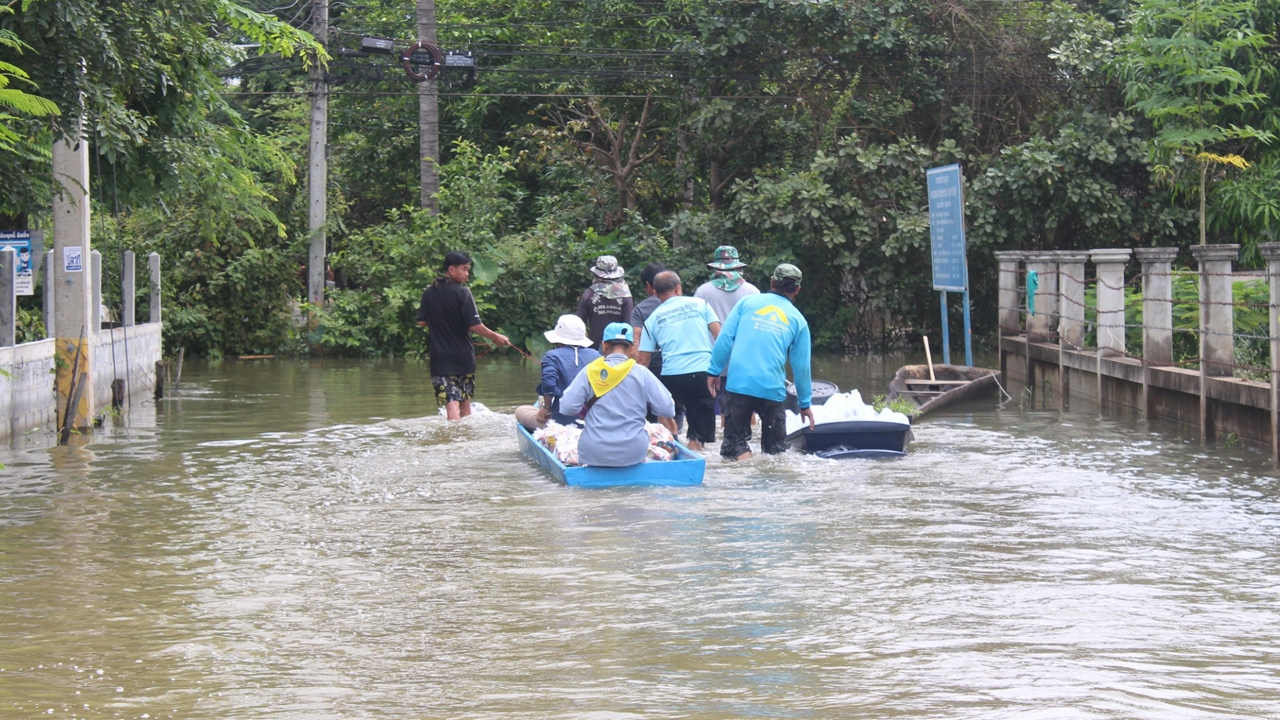 บ้านสามแคว โคราชน้ำท่วมนับสัปดาห์ ชาวบ้านยังสู้แม้ท่วมหนักสุดในรอบ 10 ปี 