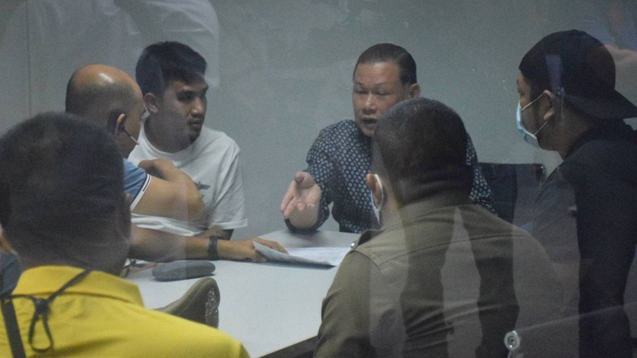 "สันธนะ" พา "เสี่ยโป้-น้องชาย" ขึ้นโรงพัก เจอ ตร.ซ้อนแผนรวบ 4 ข้อหา