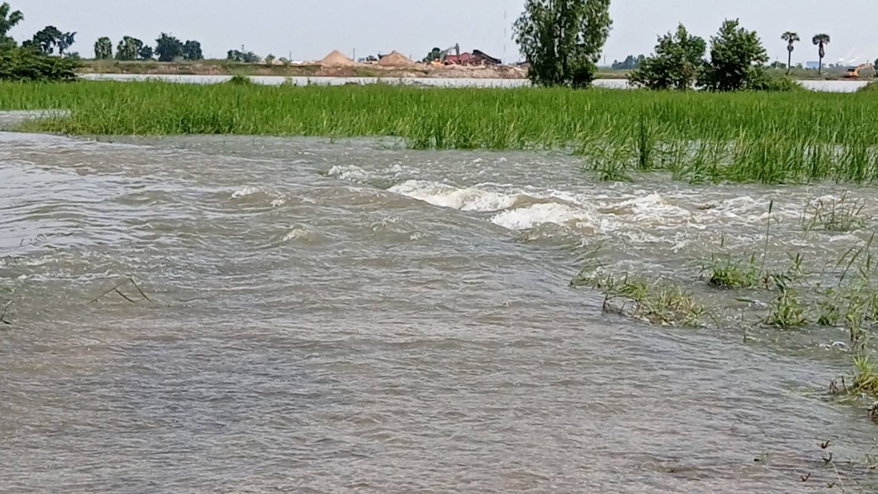 น้ำท่วมพิมายแล้ว 12 ตำบล โรงเรียน-โรงพักอ่วม เทศบาลเร่งสูบระบายออก