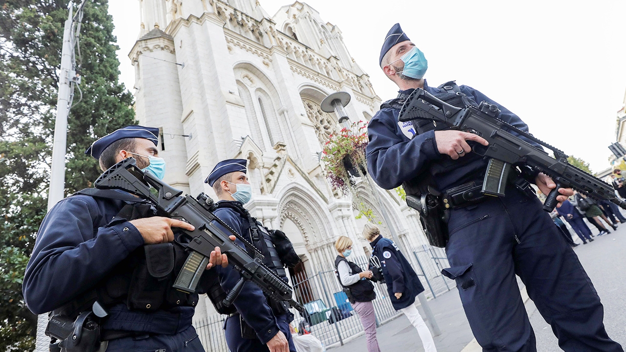 ฝรั่งเศสเฝ้าระวังขั้นสูงสุด หลังมือมีดโจมตีโบสถ์ ตาย 3 ฆ่าตัดคอ 1 ศพ