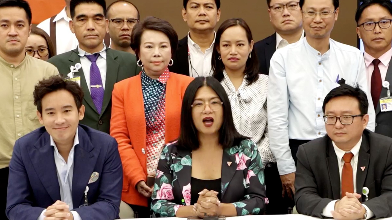 ส.ส.ก้าวไกล กอดให้กำลังใจ “ธัญญ์วาริน” ให้คำมั่นเป็นผู้แทนราษฎรตลอดชีวิต