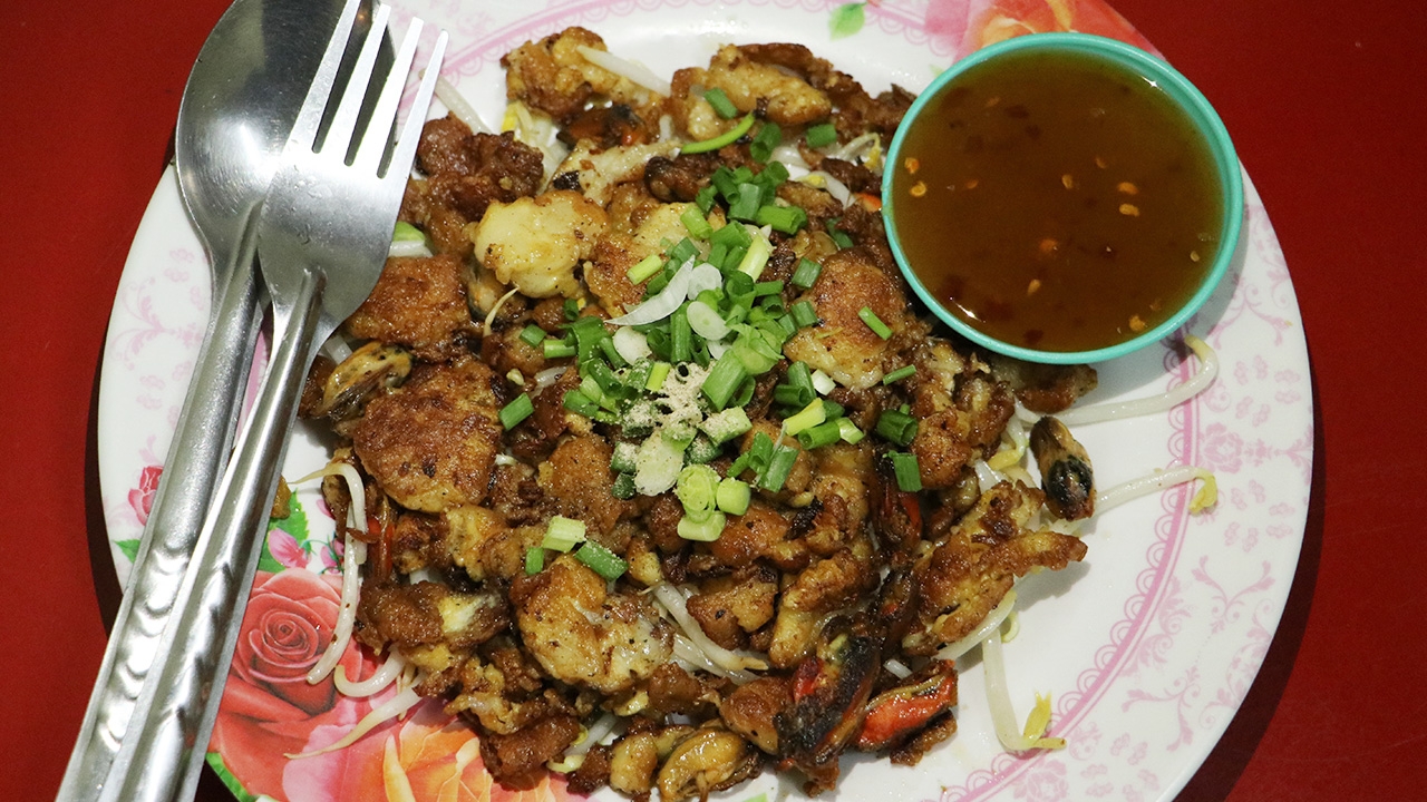 สืบทอดความอร่อย หอยทอดโพธาราม ลูกชายใช้สูตรพ่อ เปิดร้านที่บ้านโป่ง