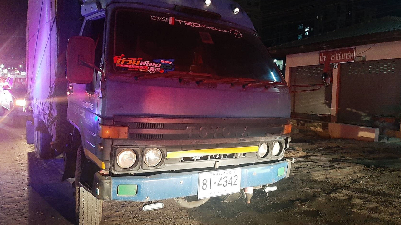 นักศึกษาซ้อนจยย.ไปซื้อของ ก่อนเฉี่ยวรถบรรทุก ล้อเหยียบหัวดับสลด