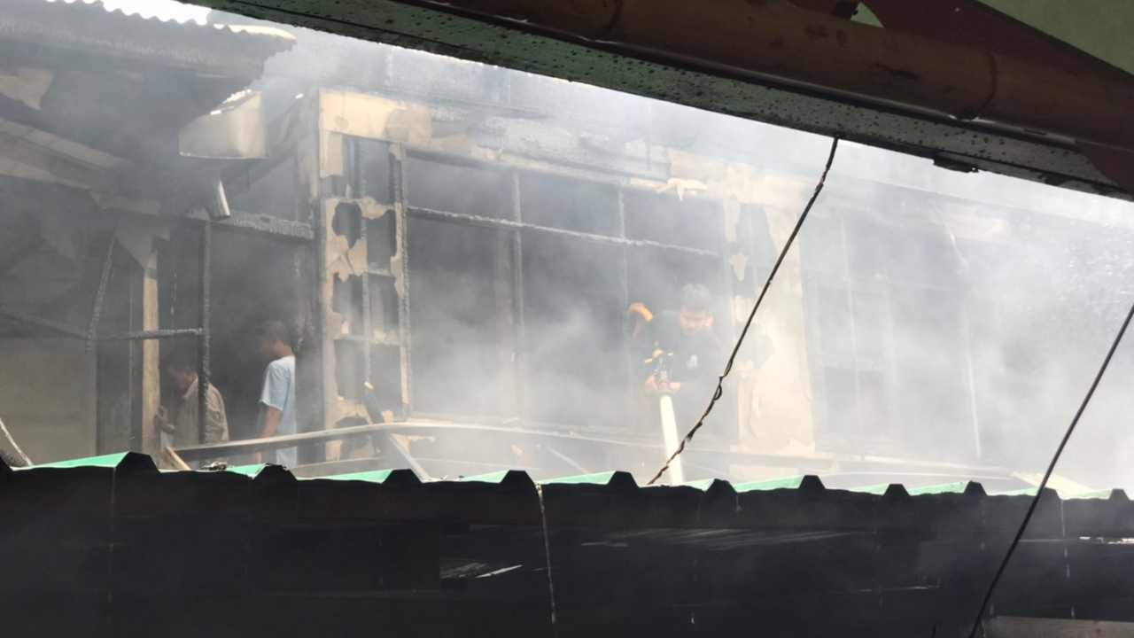 ไฟไหม้ร้านค้าตลาดน้ำวัดลำพญา ครูพาเด็กหนี ศาลาเก่าวอด คาดไฟช็อต