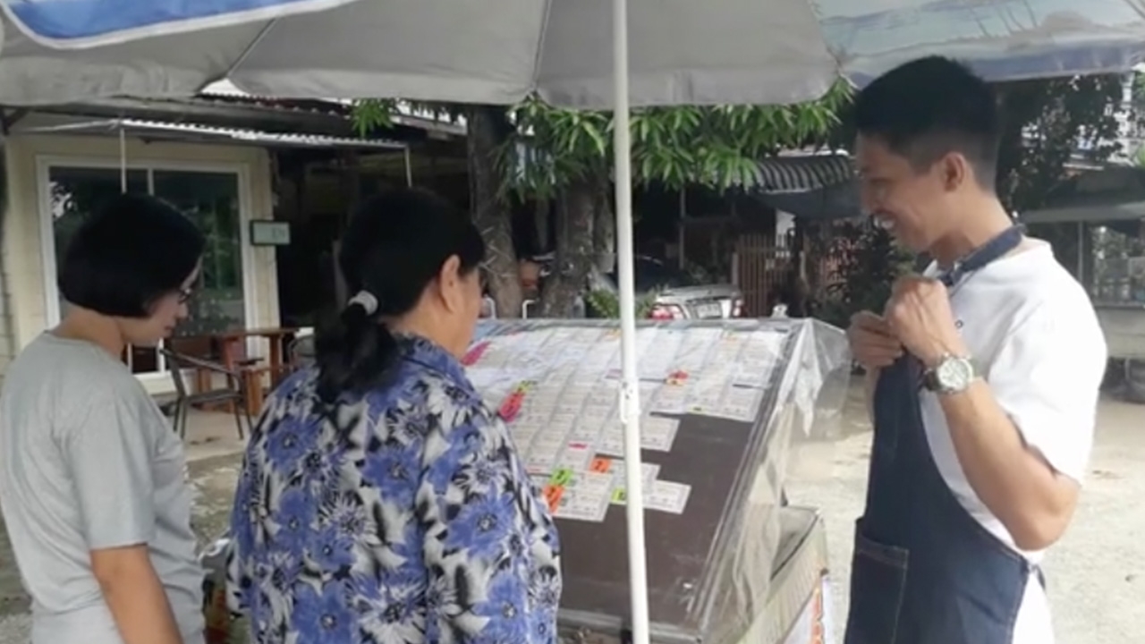 นักลุ้นโชคตามหา "เลขเด็ด" พ่อค้าหวยบอก "เลขมงคล" โดนเหมาเกลี้ยงแล้ว