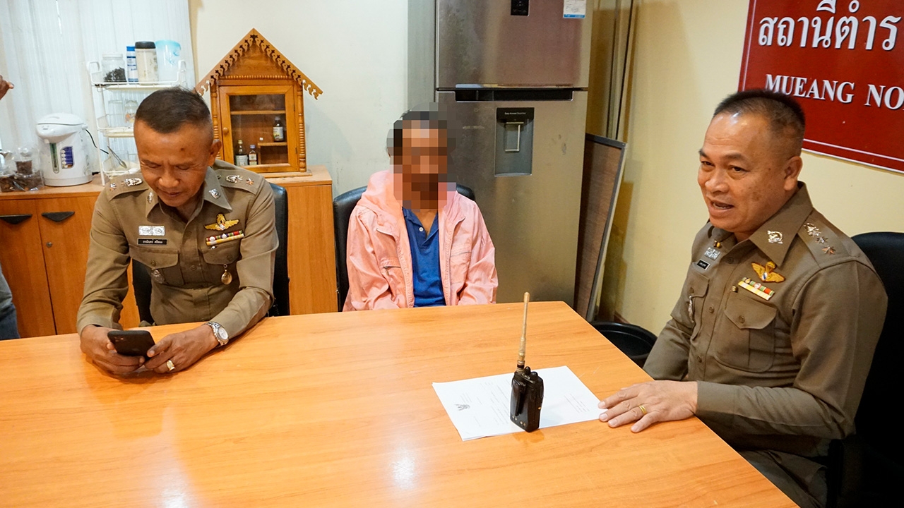 ผู้ต้องหาหนีศาลหนองคาย ทนหิวข้าวไม่ไหว ขอมอบตัวกับตำรวจ โดนฟัน 3 ข้อหา