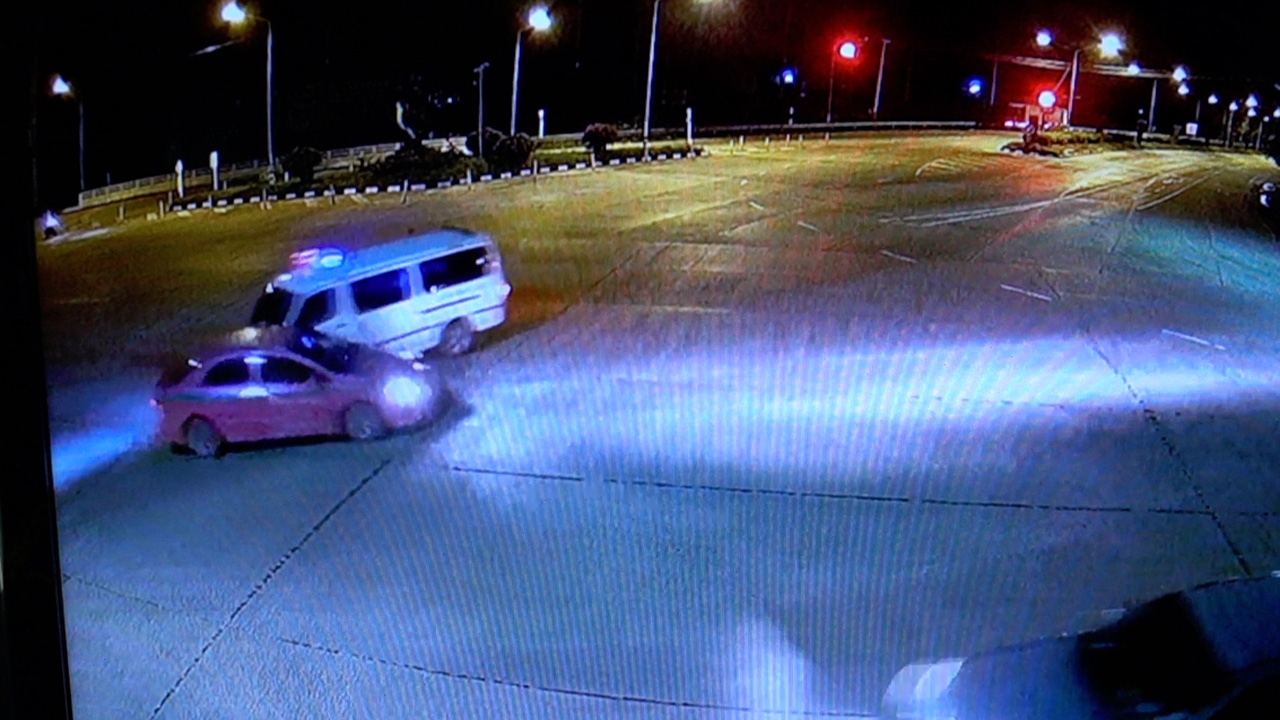 กู้ภัยชัยนาทเปิดดูวงจรปิด หลังรถตู้ถูกแท็กซี่ชนแล้วหนี แถมขับสวนเลนอีก