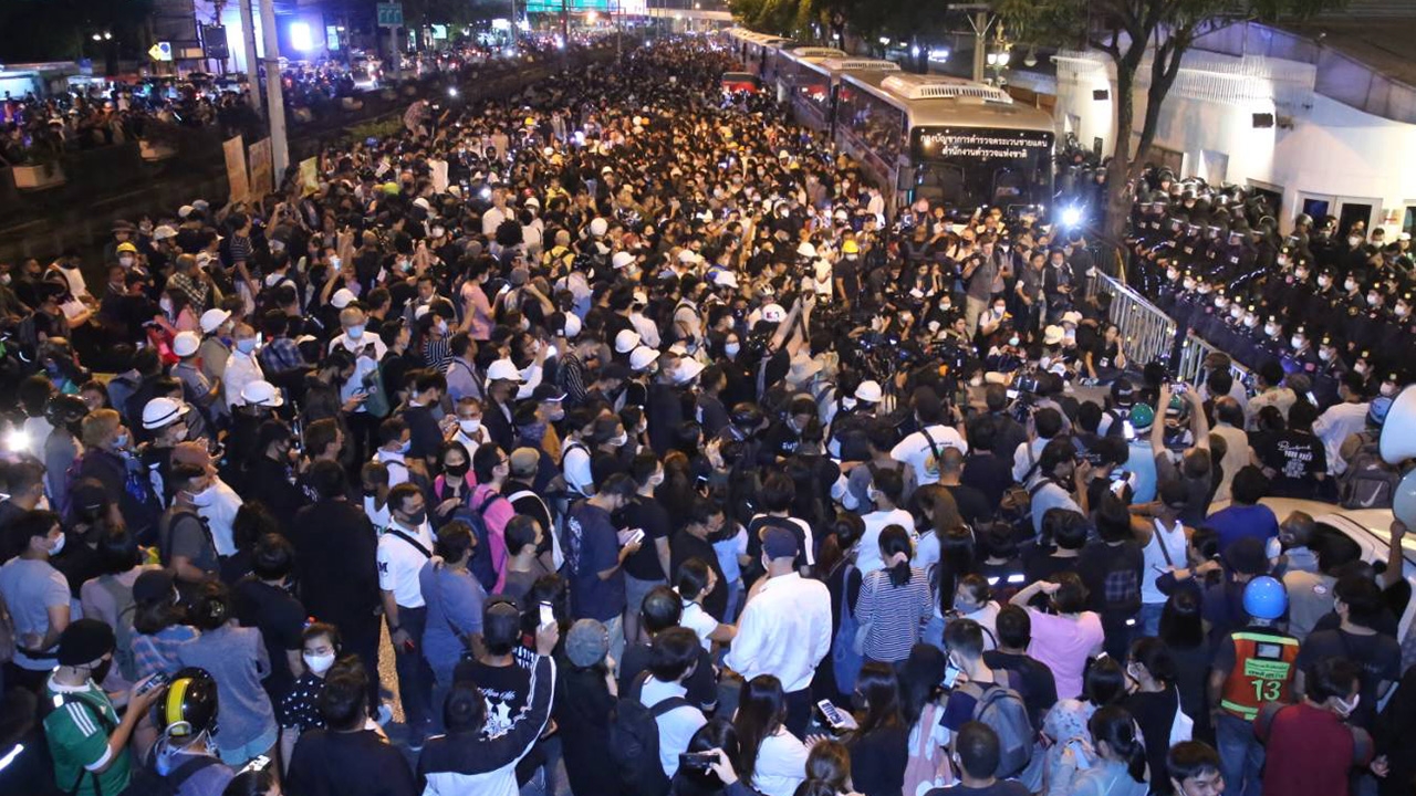 มวลชนราษฎร ถึงสถานทูตเยอรมนี รอยื่นหนังสือข้อเรียกร้อง