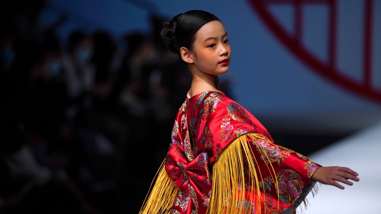 นางแบบตัวน้อยสีสันสดใส บนรันเวย์ China Fashion Week 2020
