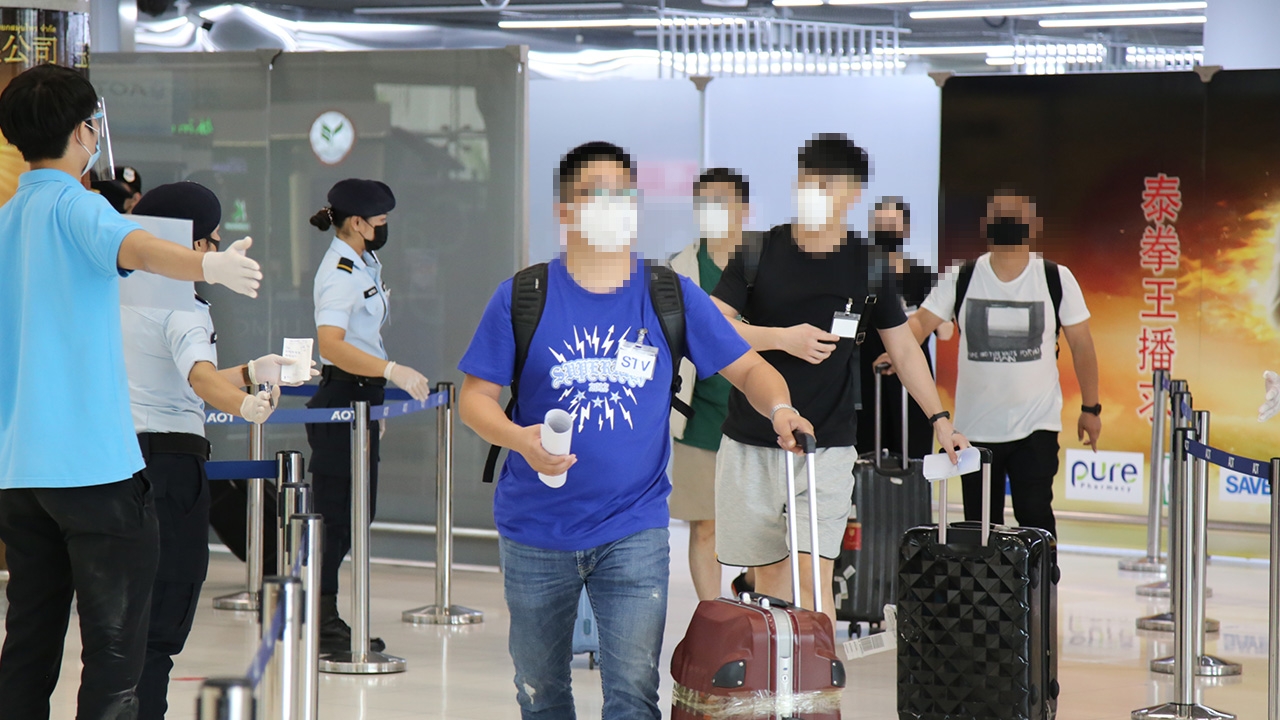 145 นักท่องเที่ยวจีนพิเศษ ชุดที่ 2 ถึงสนามบินสุวรรณภูมิ นำตัวกัก 14 วัน