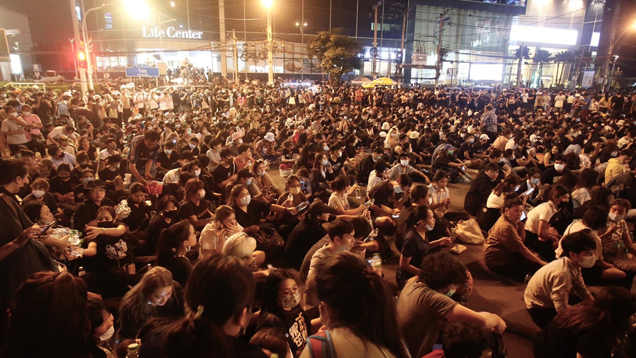 ประมวลภาพ บรรยากาศล่าสุด "ม็อบ 26 ตุลา" บริเวณสถานทูตเยอรมนี