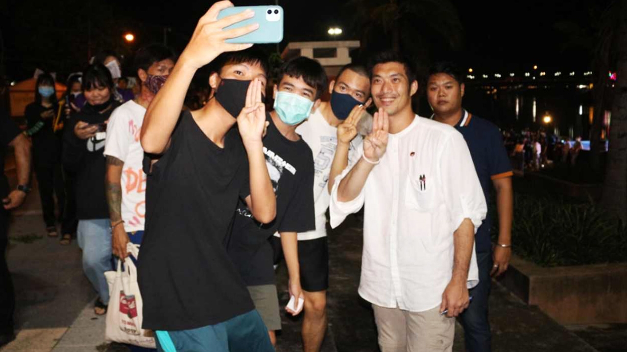 ธนาธร โผล่พิษณุโลก ให้กำลังใจนศ.ซ้อมชุมนุมใหญ่ ชมพวกเขากล้าหาญมาก