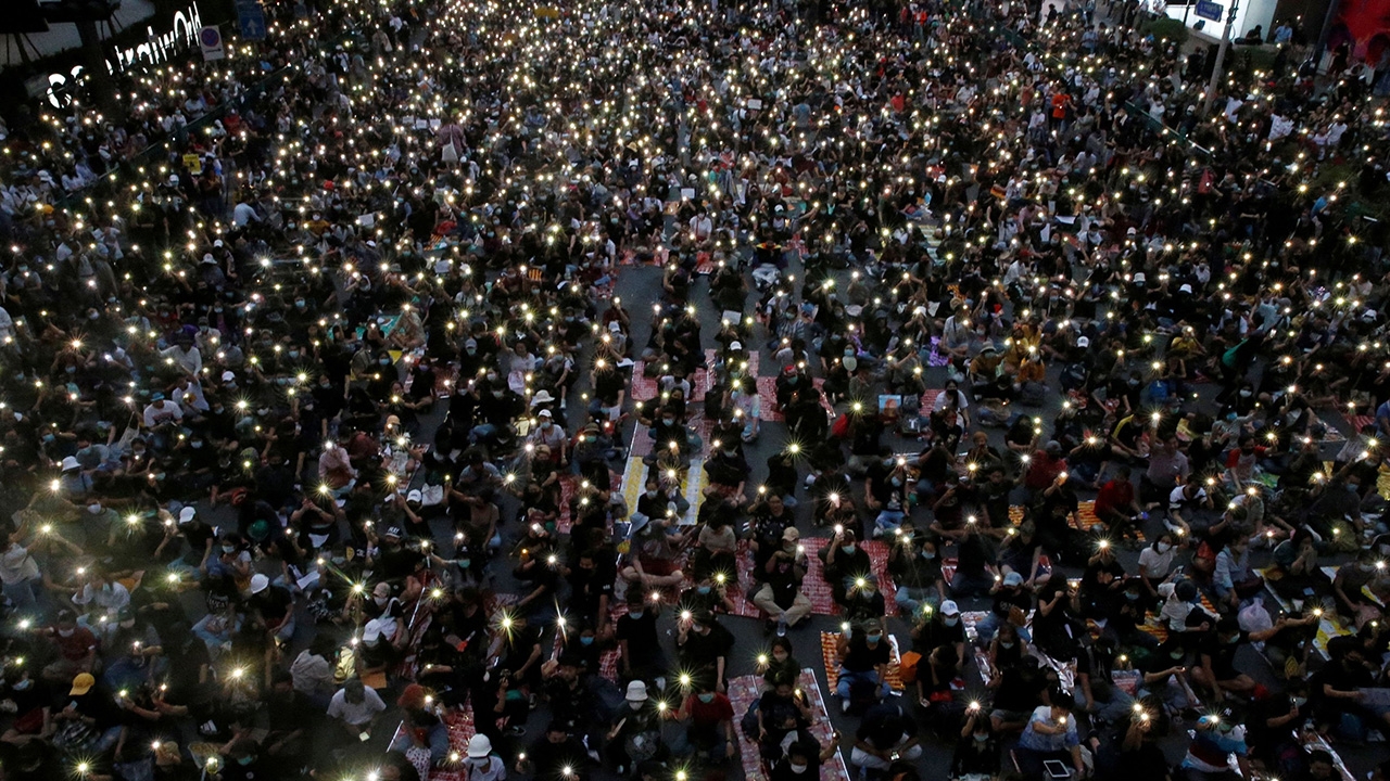 กลุ่มราษฎรทำกิจกรรมร้องเพลงชาติ ชูสามนิ้ว ทำทะเลดาว ที่แยกราชประสงค์