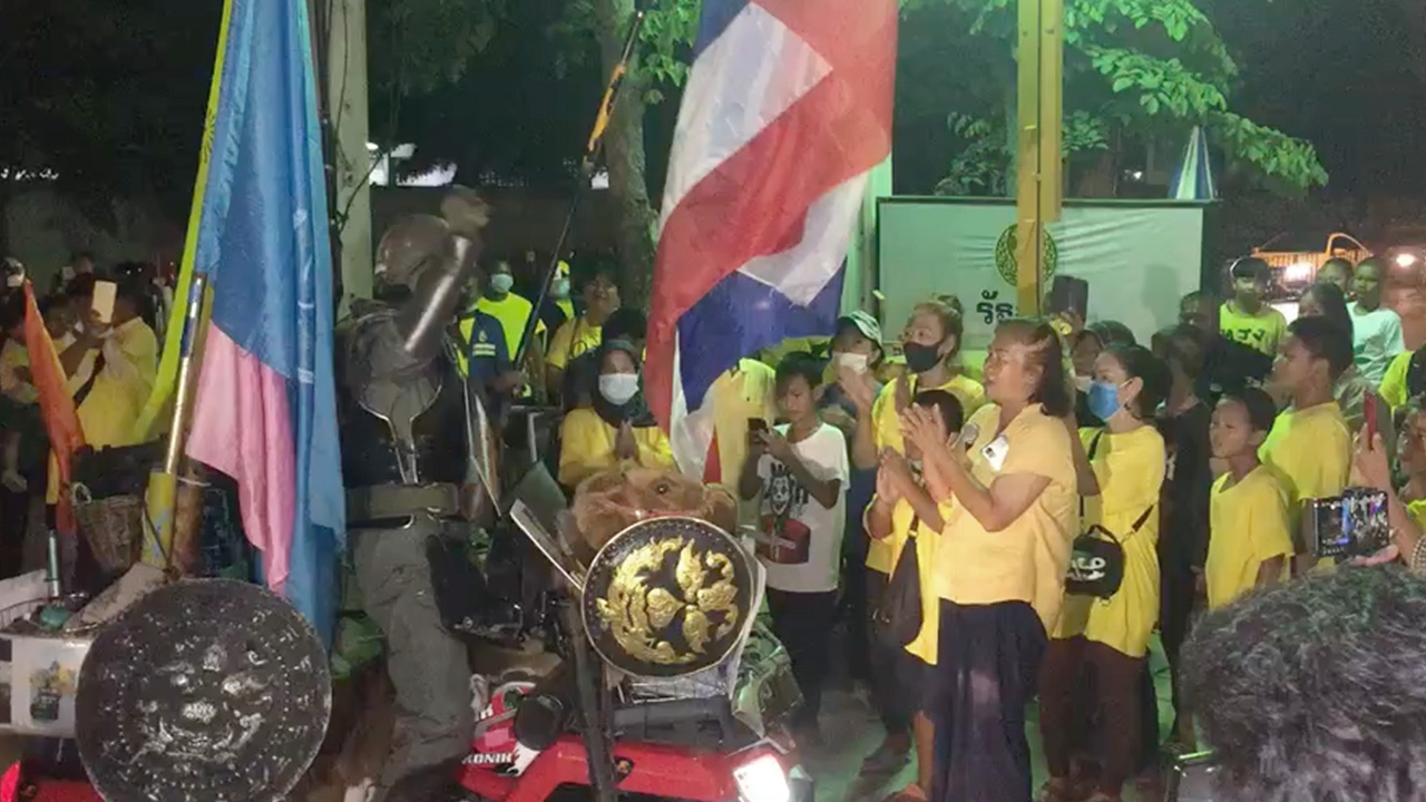 มวลชนกลุ่มรักสถาบันค้างคืนรัฐสภา มีรถสุขา-รถไฟส่องสว่าง อำนวยความสะดวก