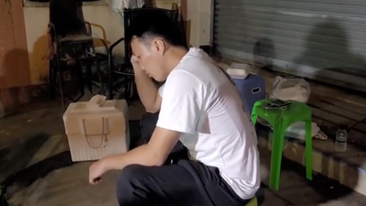 ชาวบ้านเริ่มสงสาร หนุ่มจีนอยากพบลูก เฝ้าหน้าบ้านพี่สาวเมีย 3 วัน 3 คืน