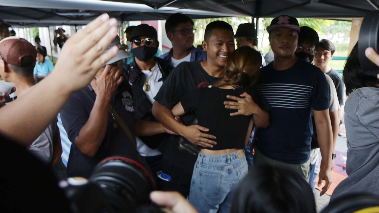 "ไผ่ ดาวดิน" หลังได้รับการปล่อยตัว ขึ้นรถปราศรัยหน้าเรือนจำ