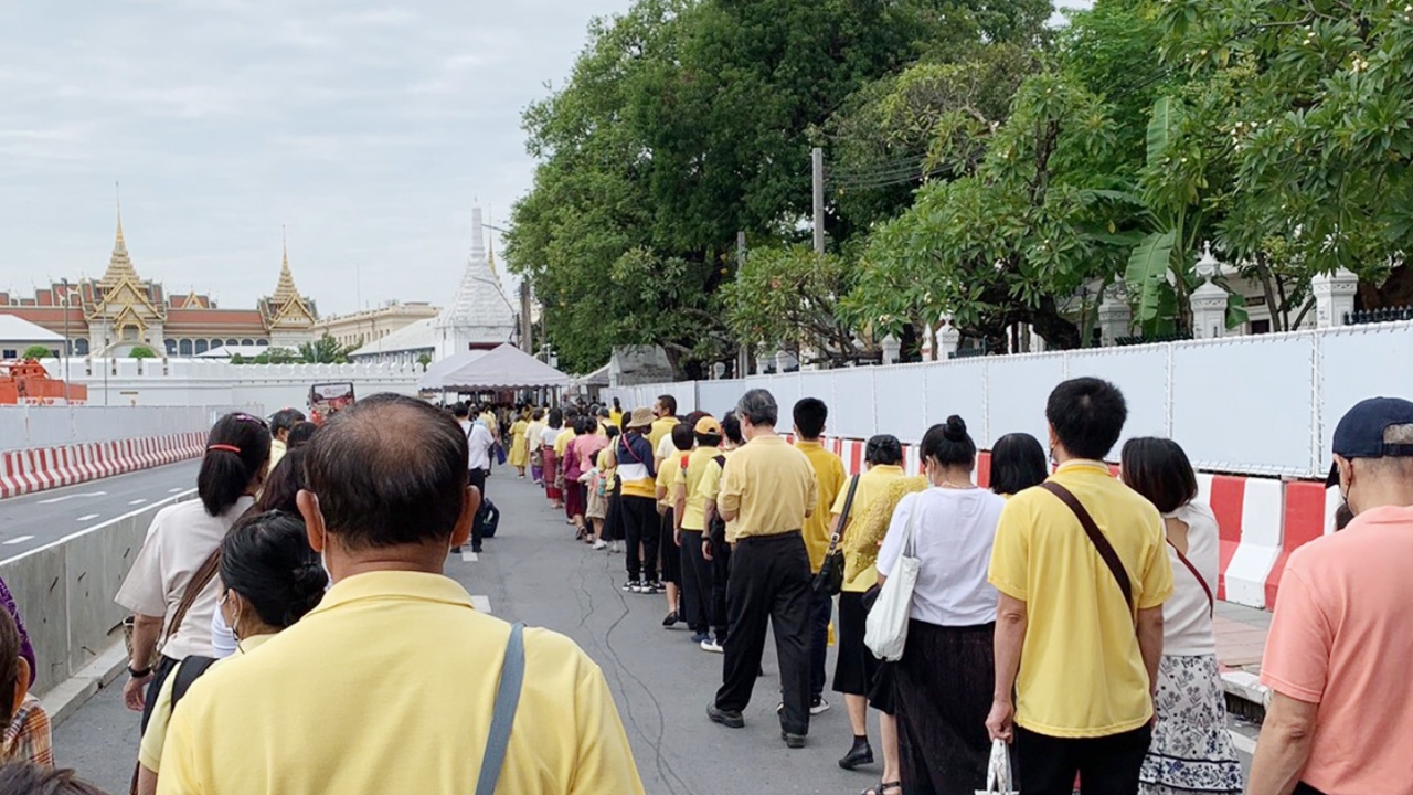 ประชาชนเนืองแน่นกราบถวายบังคม สมเด็จพระบูรพมหากษัตริยาธิราช วันปิยมหาราช