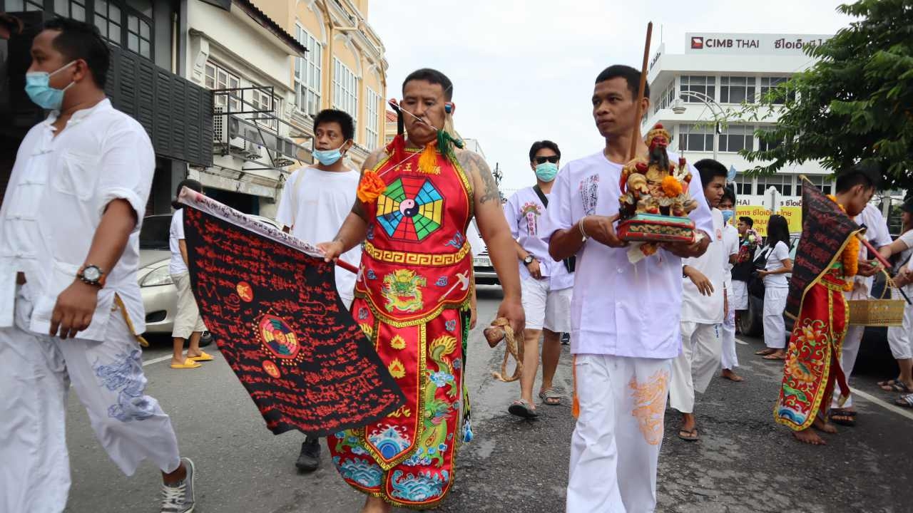 ศาลเจ้ากะทู้ ต้นตำนานกินเจภูเก็ต ประกอบพิธี "อิ้วเก้ง" แห่พระรอบเมือง