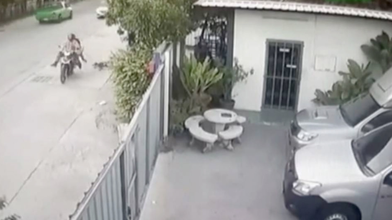 สุนัขตัดหน้า จยย.ลุงวินใจสลาย เมียซ้อนท้ายตกรถหัวฟาดพื้นถนนดับที่ชลบุรี