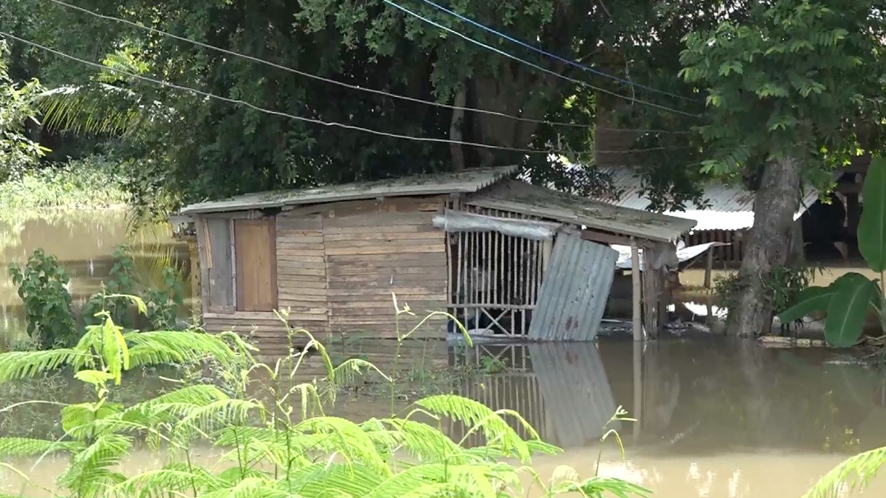 ชุมชนตลาดเก่ากบินทร์บุรี ยังอ่วมน้ำสูง 1.5 ม. ชาวบ้านเกรงไร้ที่อยู่อาศัย