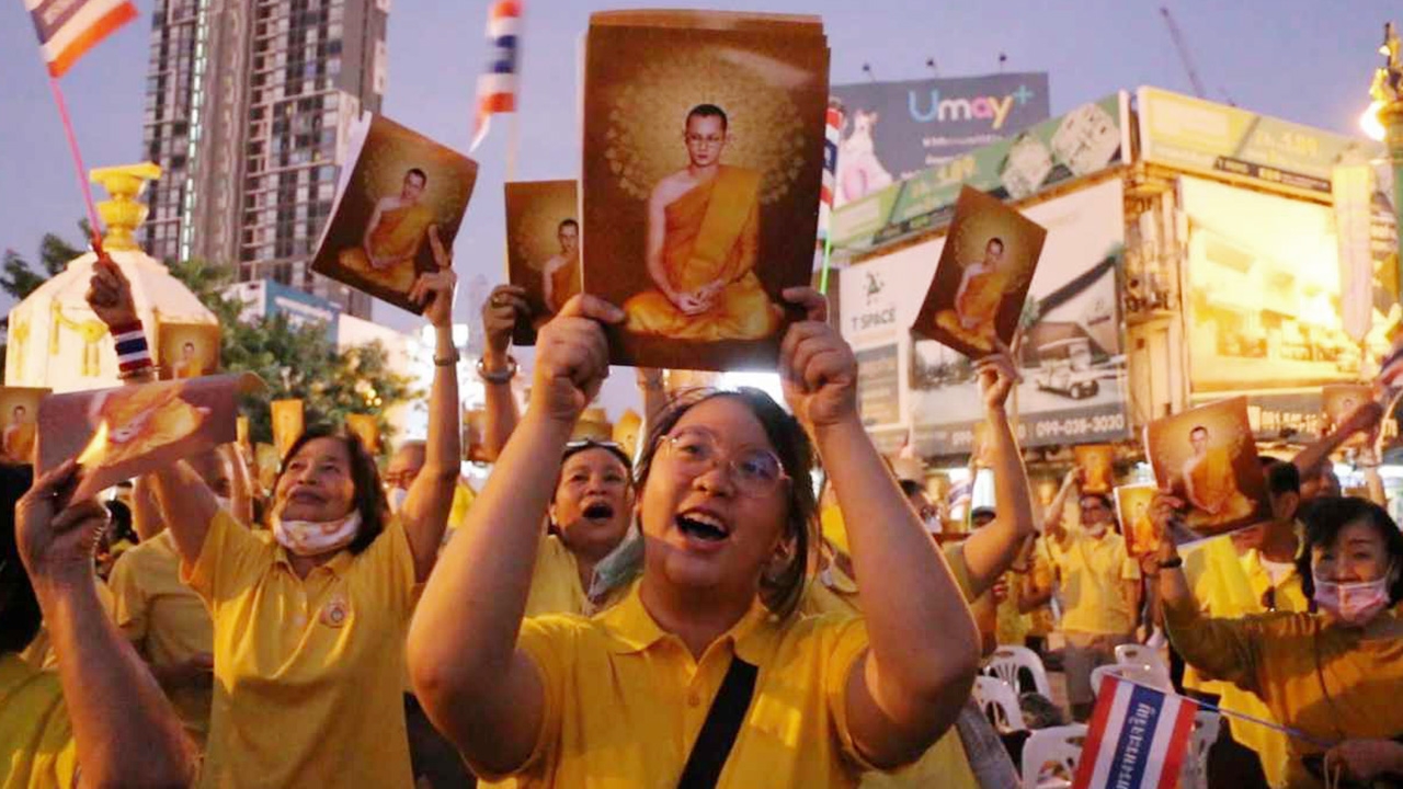 กลุ่มขอนแก่นปกป้องสถาบัน สวมเสื้อเหลืองแสดงพลัง ถูกมือดีปาสีใส่  