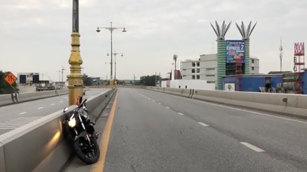 หนุ่มขี่ จยย.ชนราวสะพานพระราม 4 ร่วงพื้นดับคาที่ หน้าเมเจอร์ปากเกร็ด