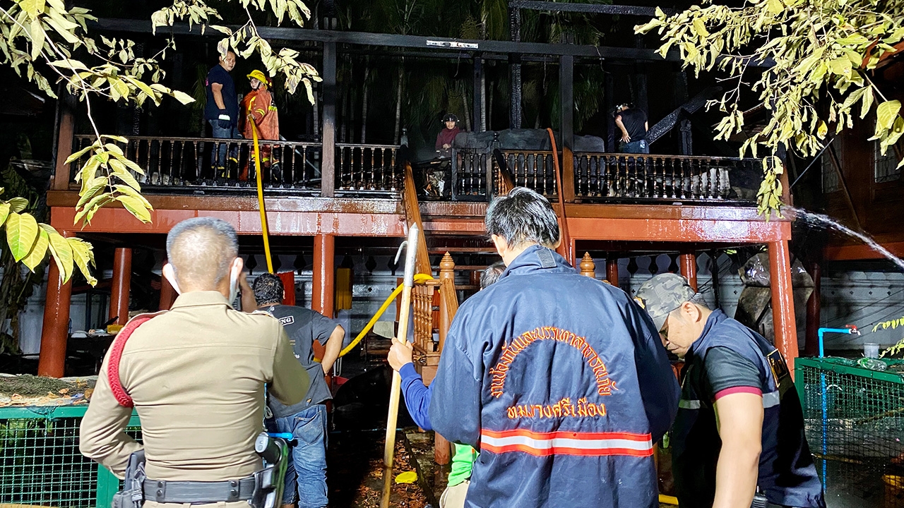 ไฟไหม้กุฏิไม้สัก วัดเฉลิมพระเกียรติฯ เมืองนนท์ โหมวอดเสียหายทั้งหลัง 