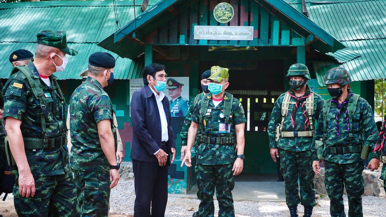 ผบ.ทบ.ลุย ให้กำลังใจกำลังพล สกัดเชื้อโควิด-19 ตามแนวชายแดนตะวันตก 