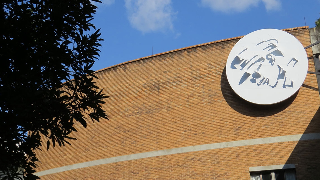 มช. แถลงไม่ปลดประติมากรรมแห่งแสง พระบรมฉายาลักษณ์ในหลวง ร.9