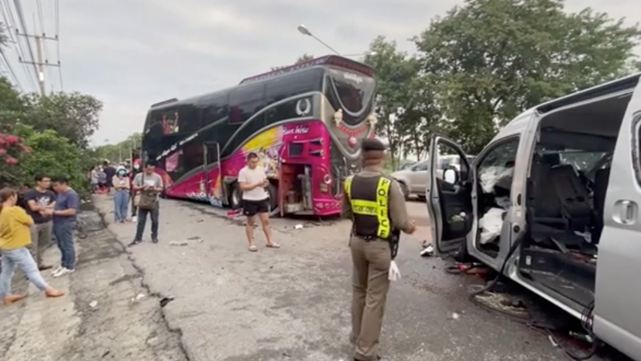 ญาติรับ 4 ศพ “รถตู้คณะปี่พาทย์” ชนท้ายรถบัส ชาวบ้านเผยจุดนี้เกิดเหตุบ่อย