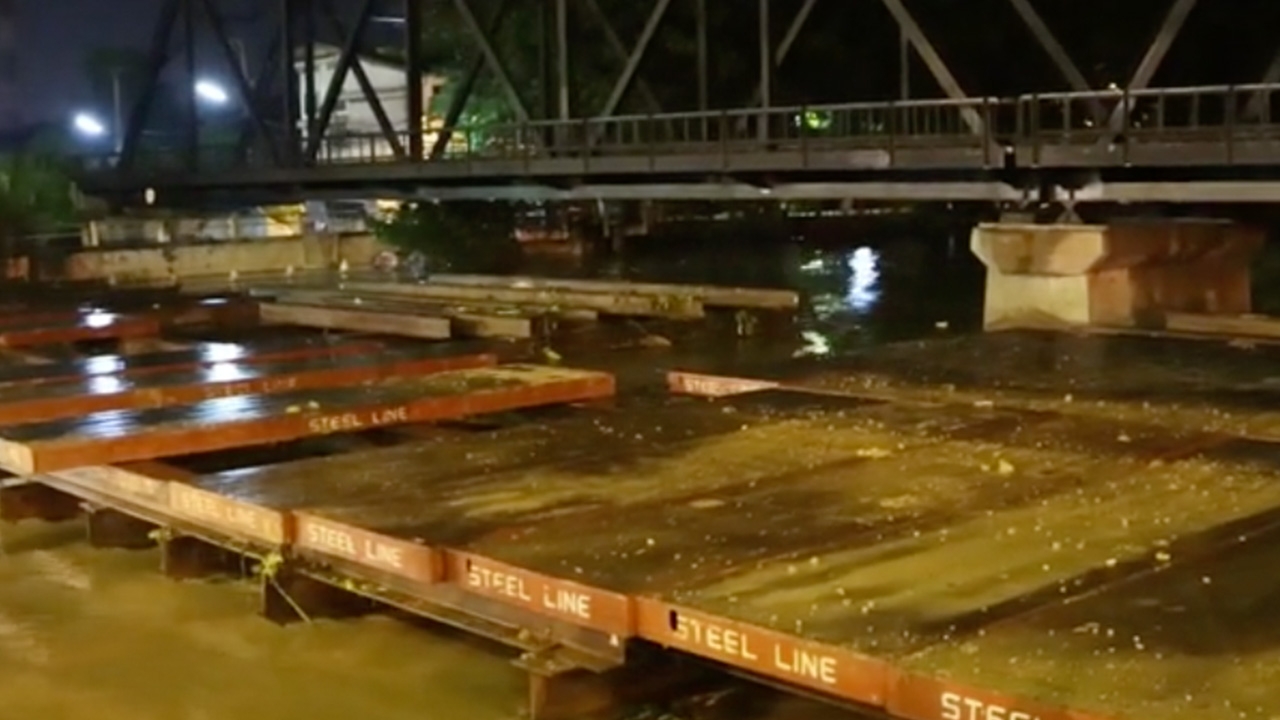 เช้านี้แม่น้ำเพชรบุรียังปริ่มตลิ่ง เทศบาลเมืองยันไหว อ.บ้านแหลมคิวต่อไป