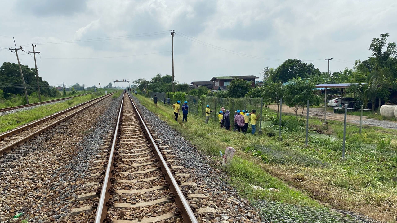 นายอำเภอนำคนปรับภูมิทัศน์ริมทางตัดรถไฟ ชาวบ้านบอกอยากได้ไม้กั้นมากกว่า 