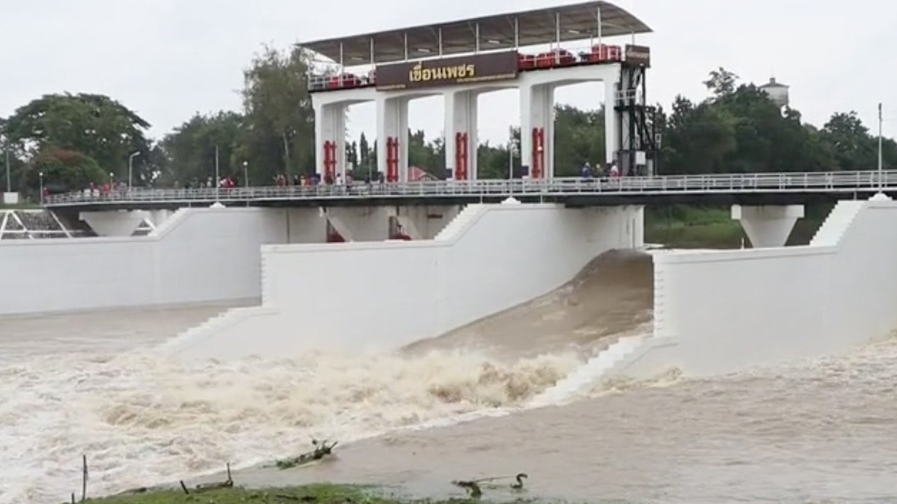 เมืองเพชรยังไม่พ้นวิกฤติ น้ำทะเลหนุน แม่น้ำเพชรบุรีปริ่มตลิ่งแต่ไม่ท่วม