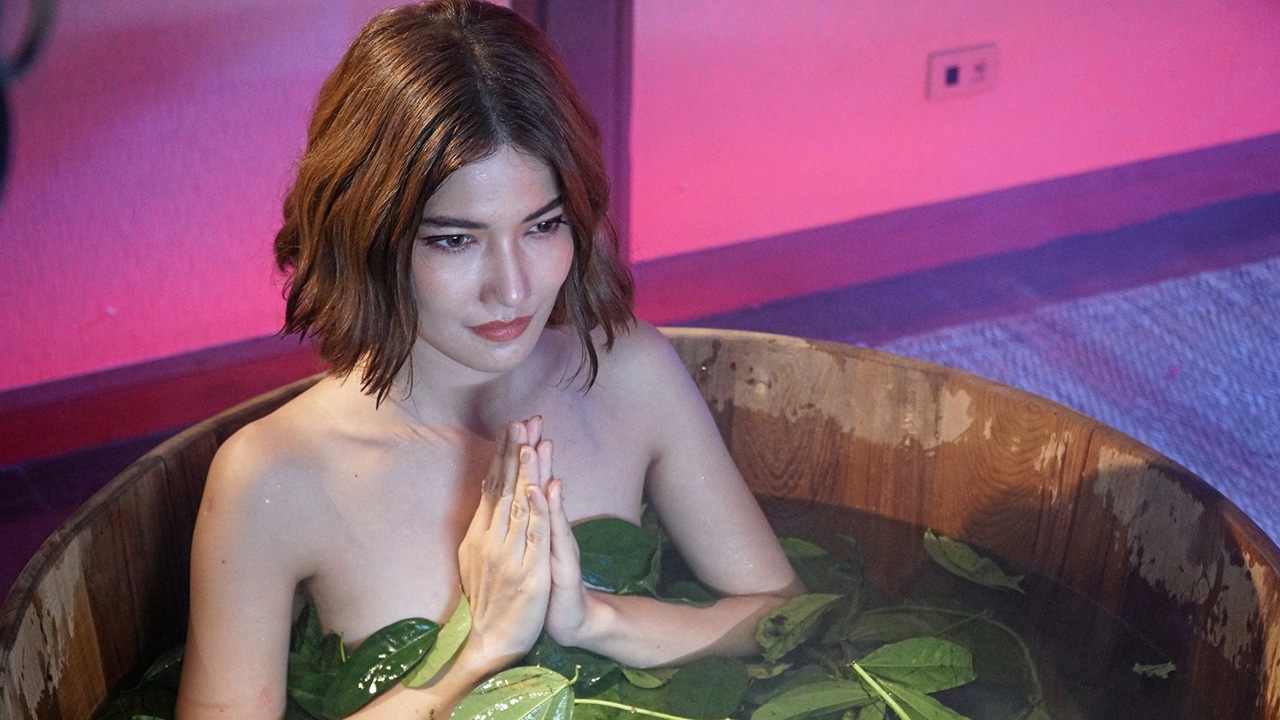 "น้ำหวาน" ลงอ่างอวดอึ๋ม หมอผี "น็อต" ตบะเกือบแตกใน "ภูตรัตติกาล"