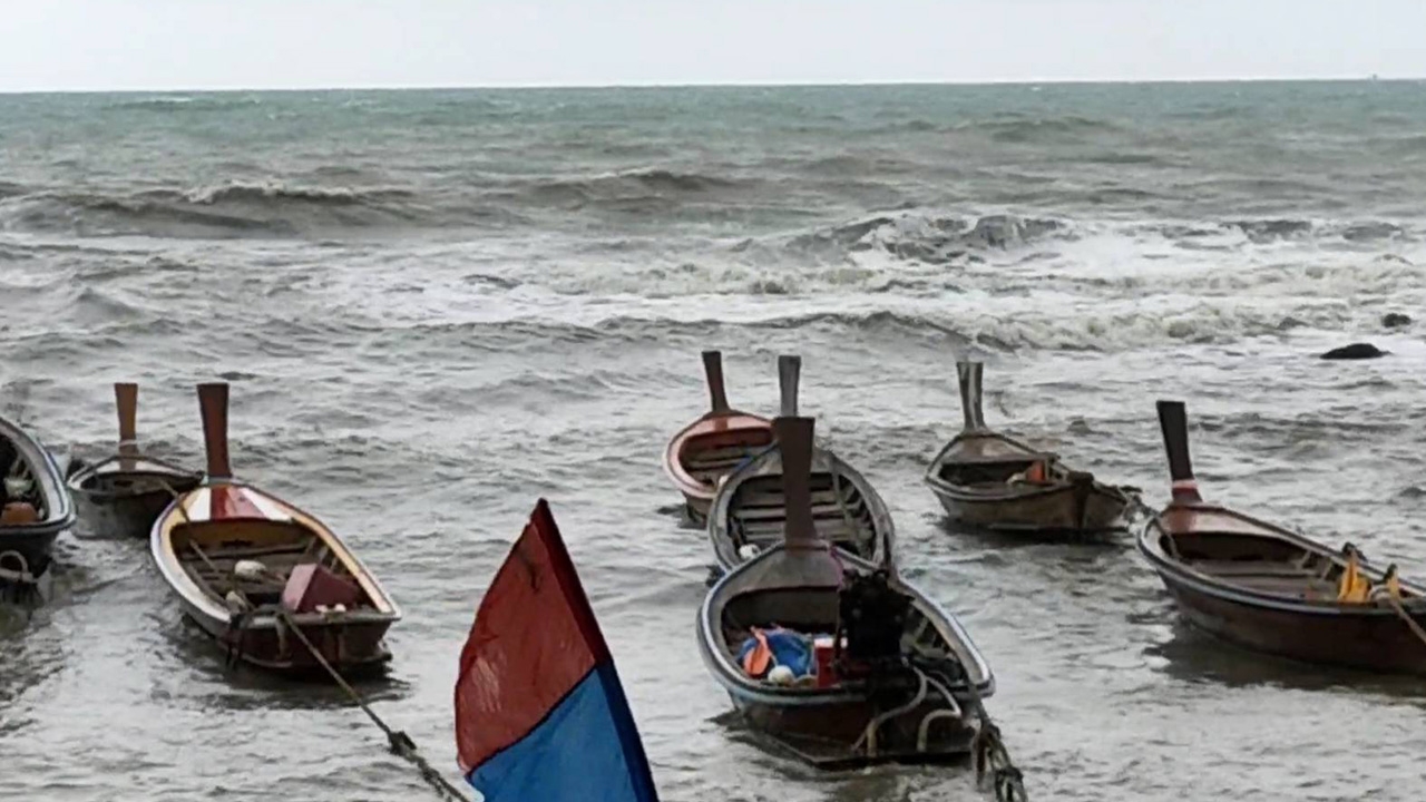 เกาะลันตาขึ้นธงแดง ห้ามเล่นน้ำหลังคลื่นลมแรง ปภ.กระบี่เตือนระวังน้ำท่วม