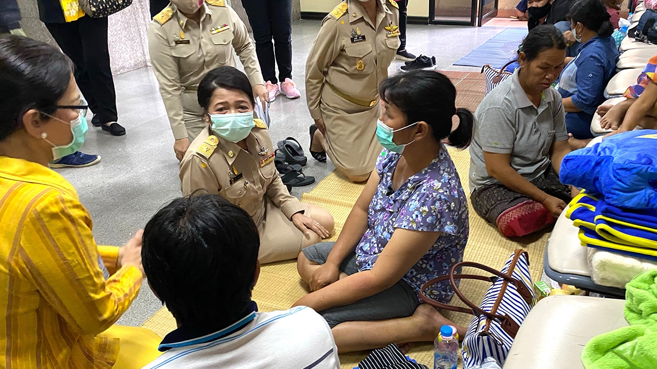 ปู่-ย่าพาหลาน 5 ขวบเยี่ยมพ่อนอน ICU ไม่รู้แม่ตายคาบัสถูกรถไฟชนดับ