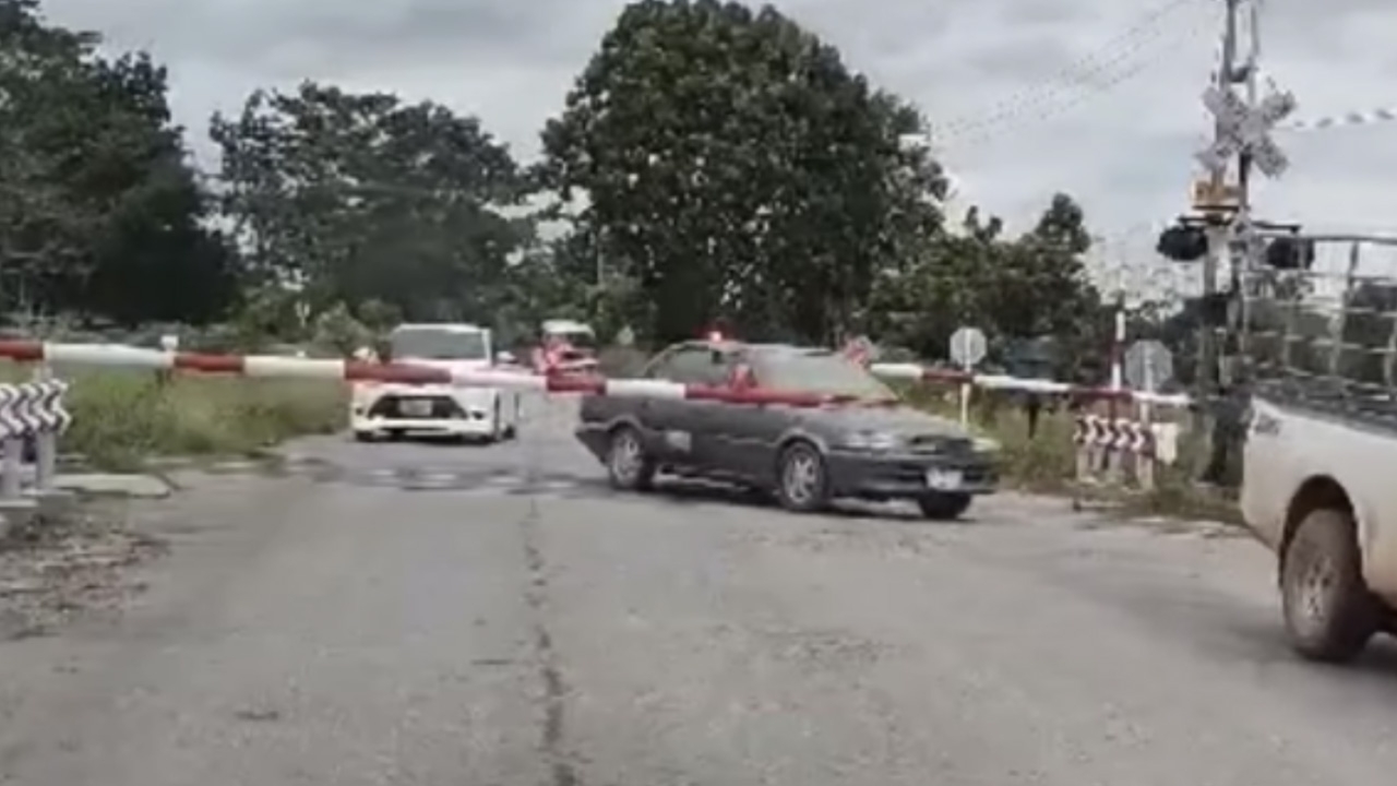 คลิปรถฝ่าไม้กั้น ก่อนรถไฟมาแค่ 2 นาที ทั้งที่เพิ่งมีข่าวบัสคณะกฐิน