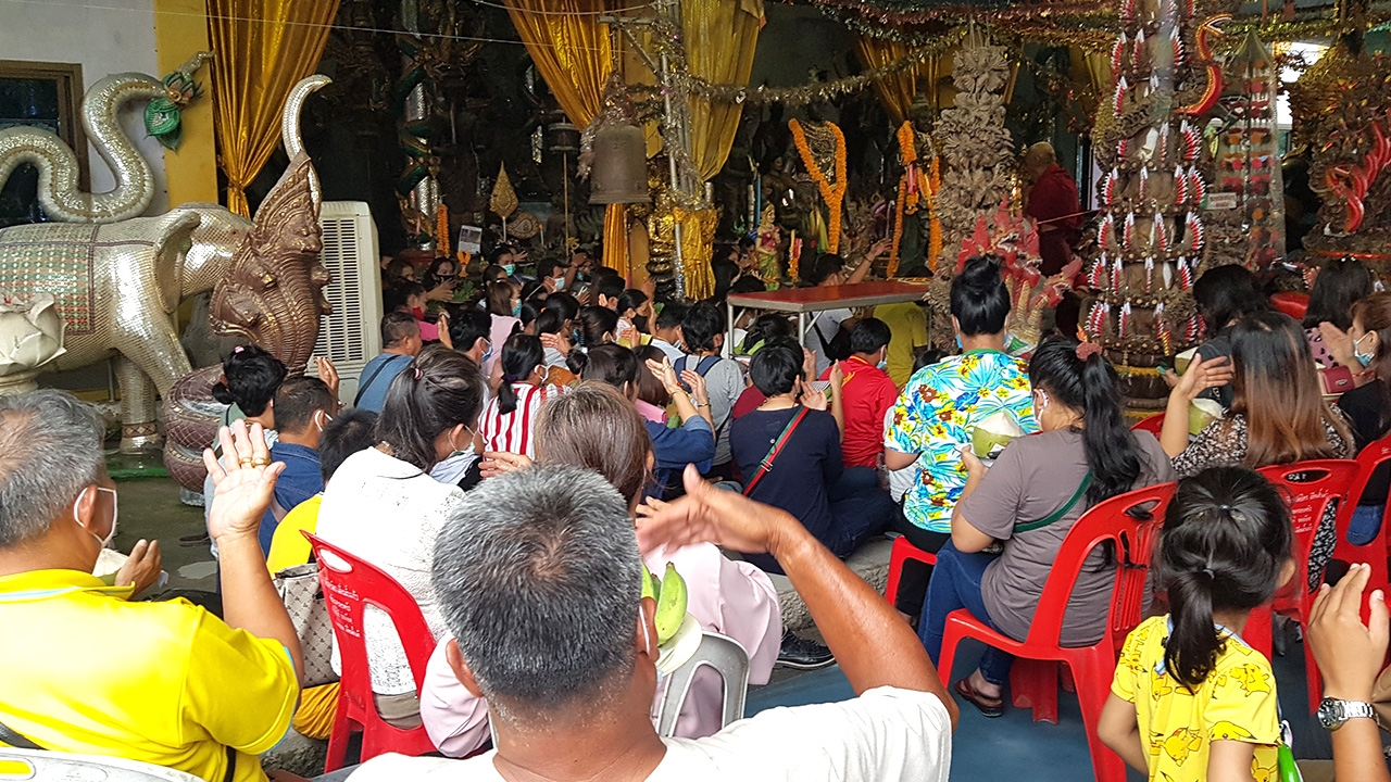 คอหวยขอพร ปู่ศรีสุทโธ แม่ย่าปทุมมา ที่วัดสว่างฯ ได้เลขเด็ดไปเสี่ยงดวง