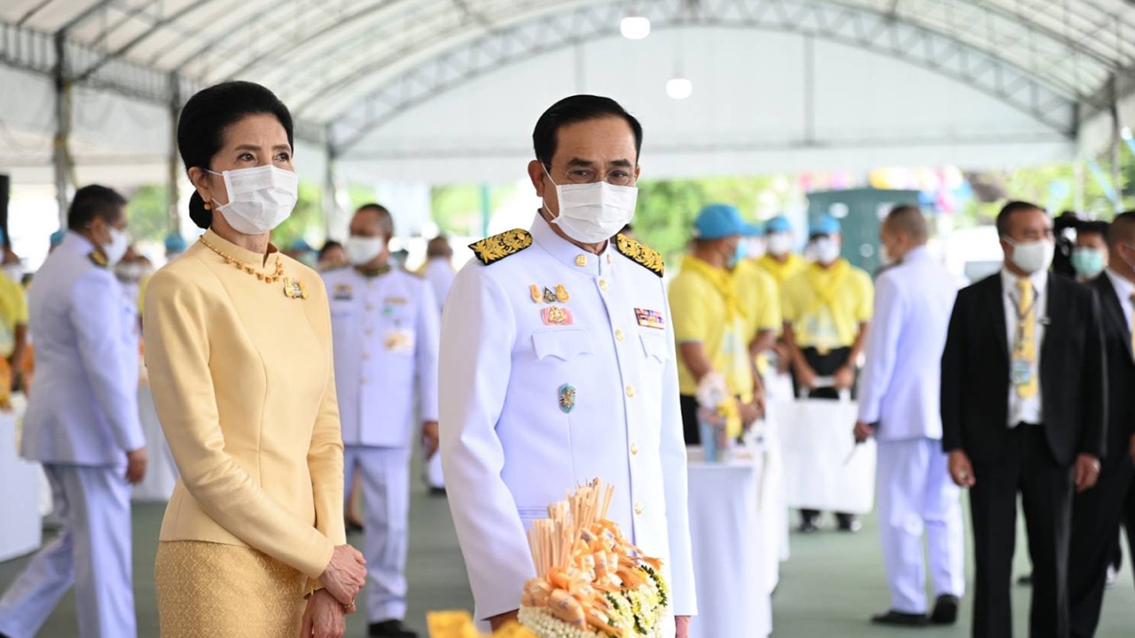 นายกฯ เป็นประธานพิธีทำบุญตักบาตรถวายพระราชกุศล วันคล้ายวันสวรรคต รัชกาลที่ 9