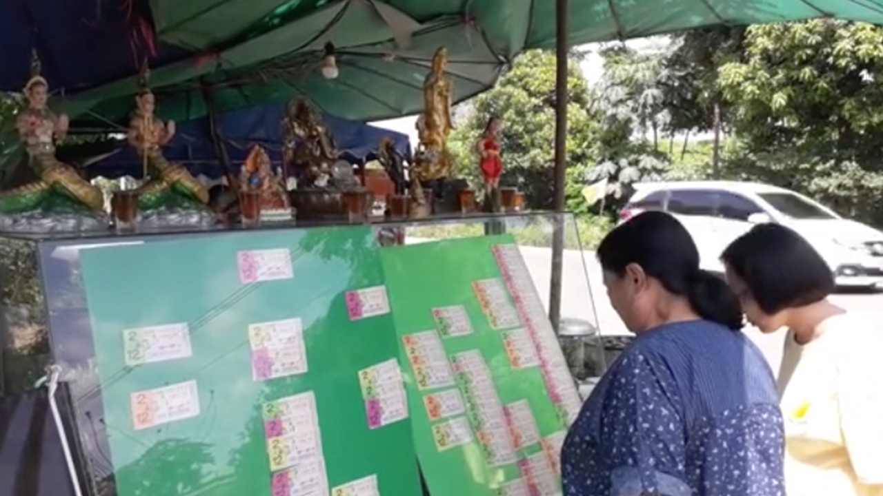 คนรักเลขตามซื้อ "เลขมงคล" ไม่ขาดสาย พ่อค้าหวยบอก โดนเหมาเกลี้ยงแล้ว