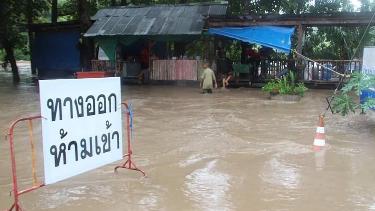 ราชบุรีน้ำท่วมรวม 4 อำเภอ เริ่มคลี่คลาย ทางการเข้าช่วยเหลือชาวบ้าน