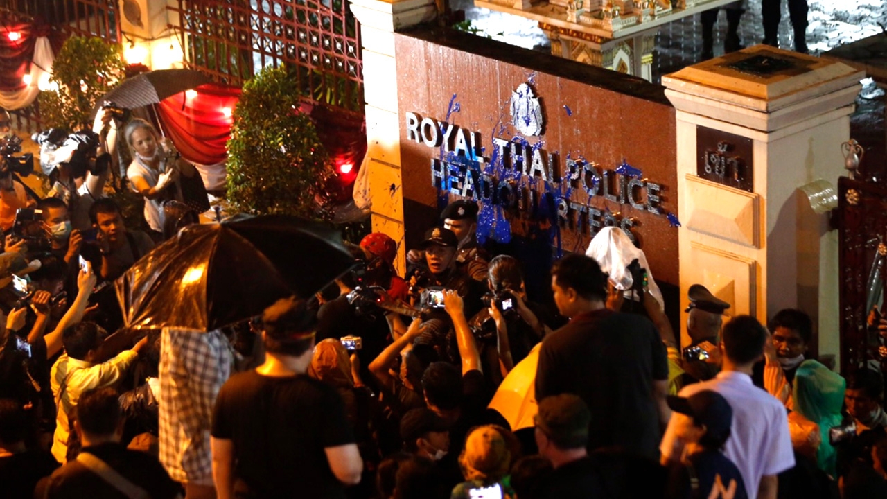 ประมวลภาพ กลุ่มคนสาดสีใส่ป้าย สำนักงานตำรวจแห่งชาติ เจ้าหน้าที่เข้าห้ามหวิดวุ่น